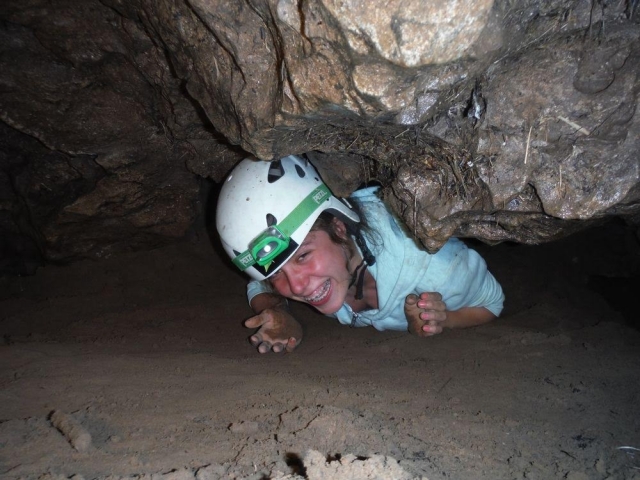  Étudiant rampant dans la grotte 